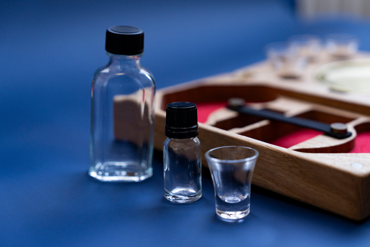 Weinflasche, Salbölflasche und Glas